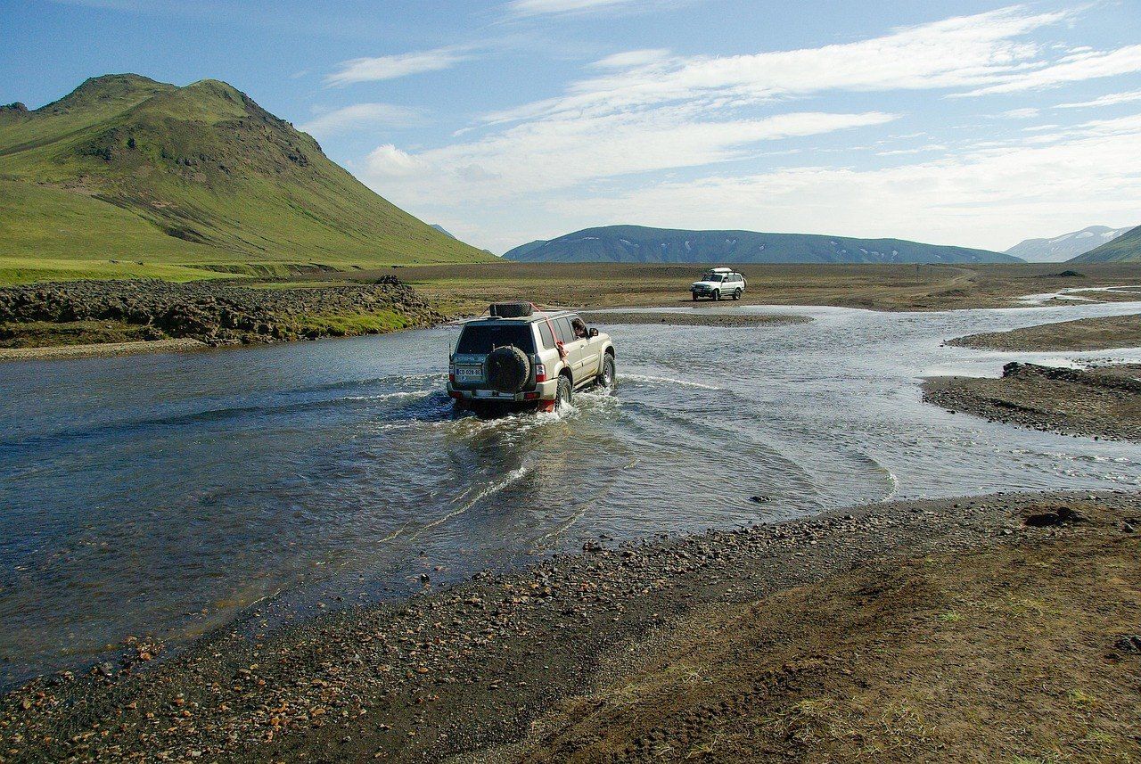 Un 4x4 traversând un râu în drum spre Landmannalaugar