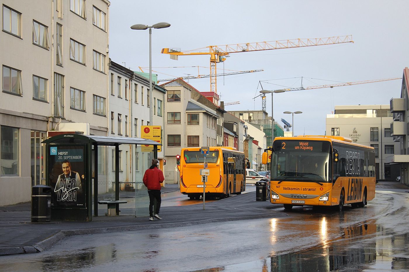 Bus urbains Strætó jaunes à un arrêt du centre de Reykjavik