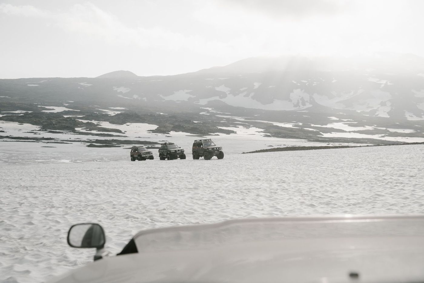Blick aus einem Super Jeep auf eine Gletscherzunge in Island