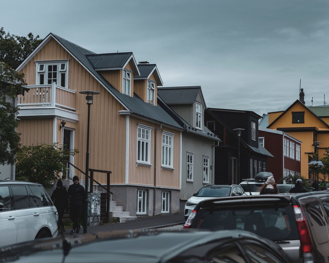 Maisons en bois clair dans une rue du centre de Reykjavik