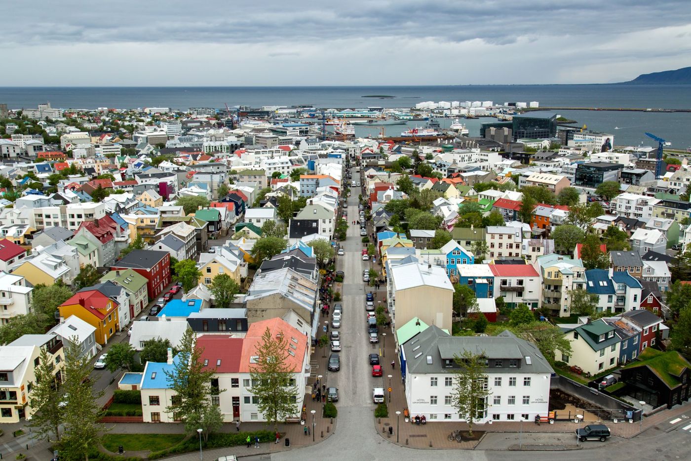 Die Einkaufsstraße Laugavegur in Reykjavik mit bunten Gebäuden