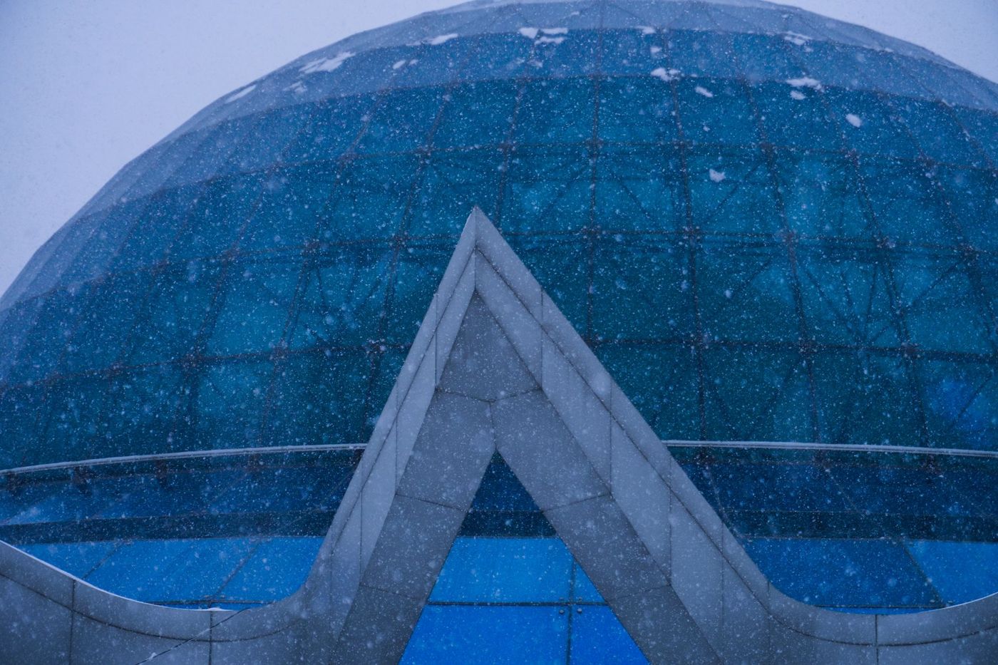 Die Glaskuppel von Perlan bei Tageslicht auf einem Hügel über Reykjavik
