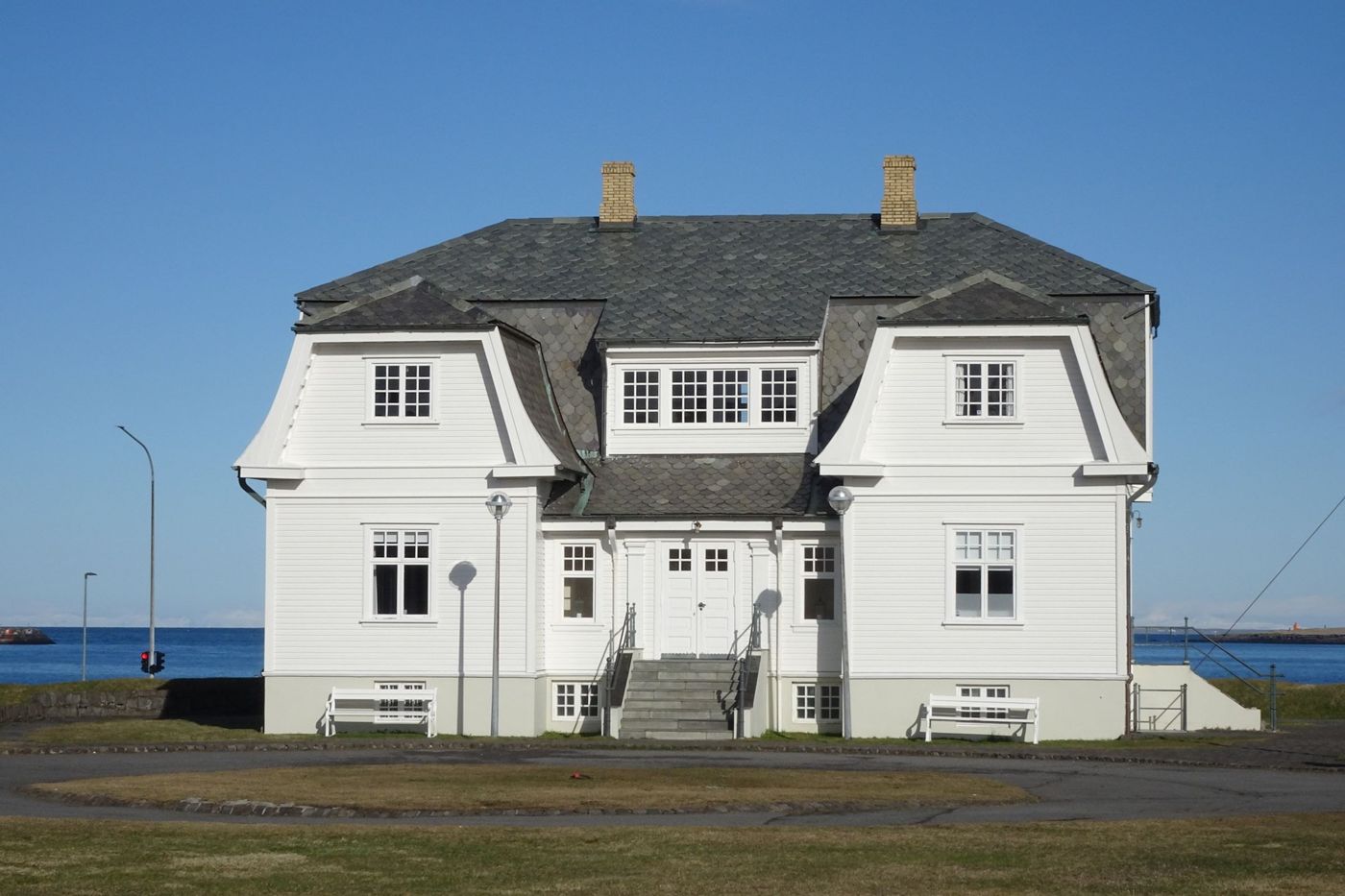 Höfði, une maison en bois blanc au bord de la mer à Reykjavik