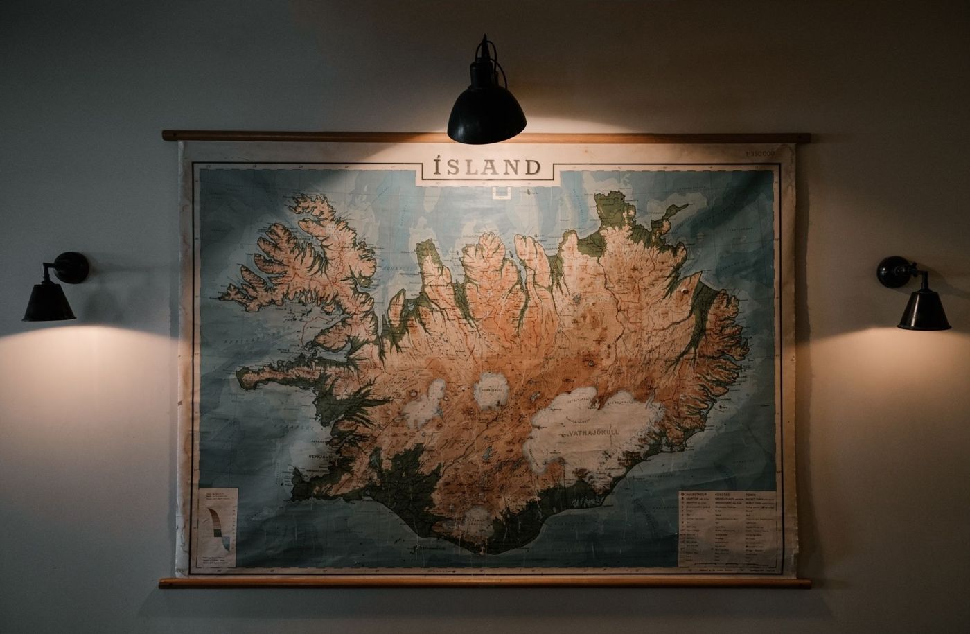 Stara mapa ścienna Islandii oświetlona dwiema małymi lampkami