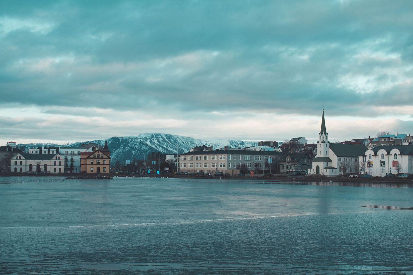 El estanque Tjörnin y las casas del centro de Reikiavik bajo un cielo gris de invierno
