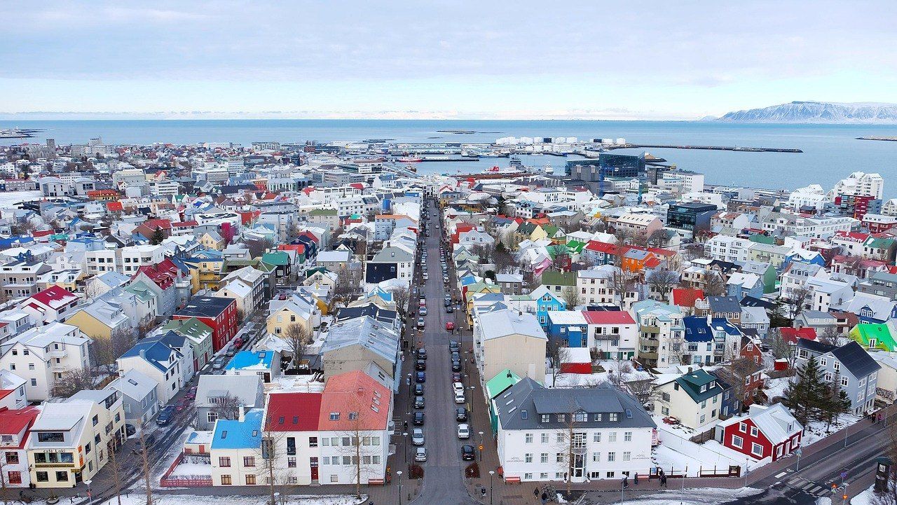 Toits enneigés du centre de Reykjavik vus depuis la tour de Hallgrímskirkja