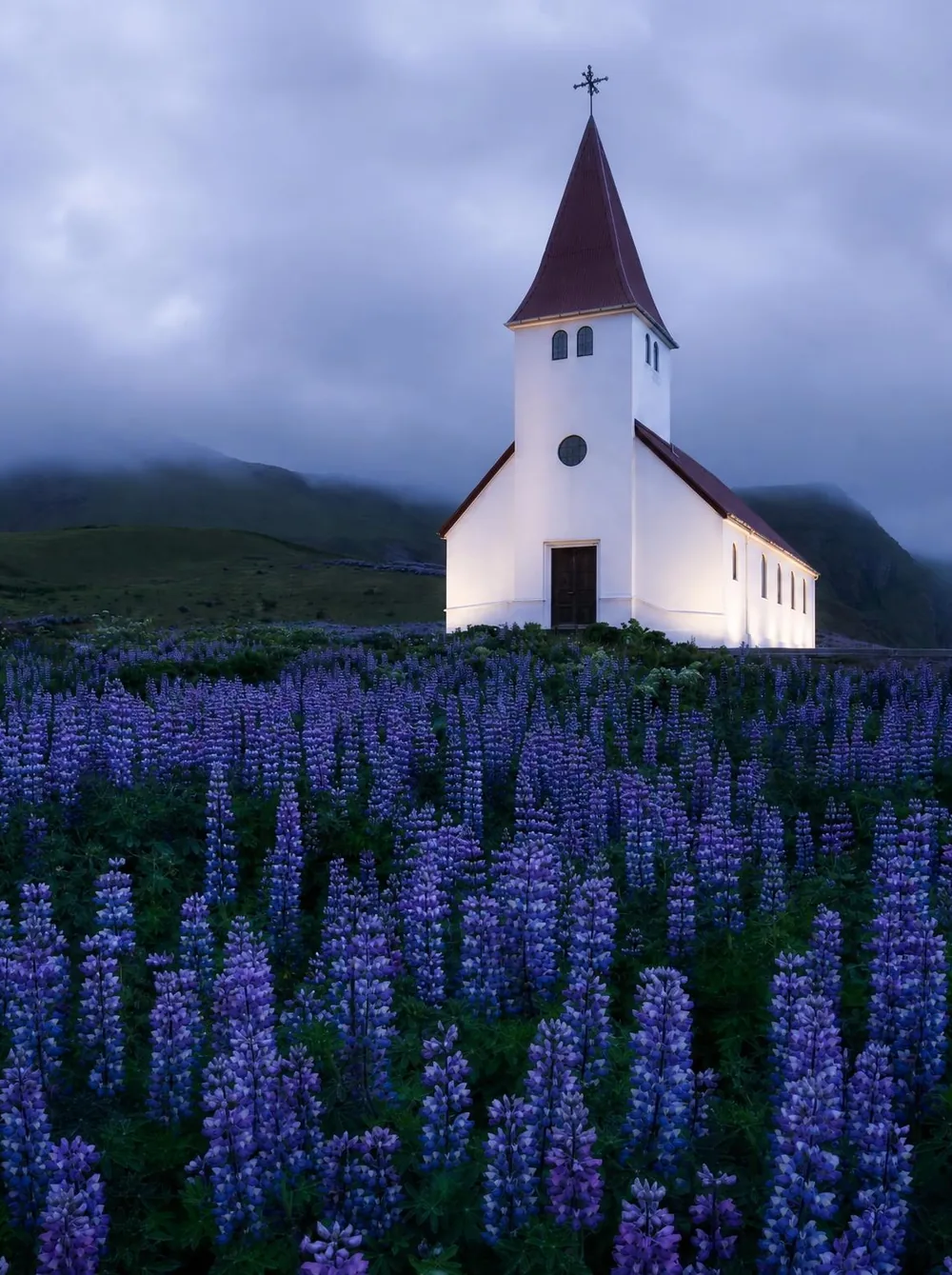 Die Kirche über den Lupinen